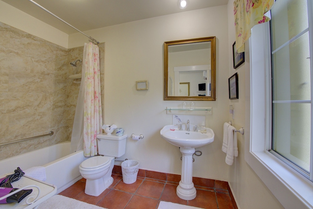 Secret Garden Inn and Cottages - photo 124