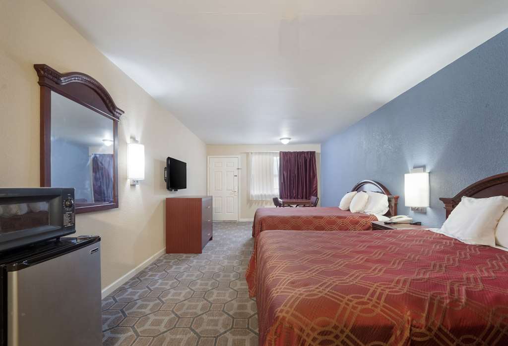 Econo Lodge Thomaston - photo 16