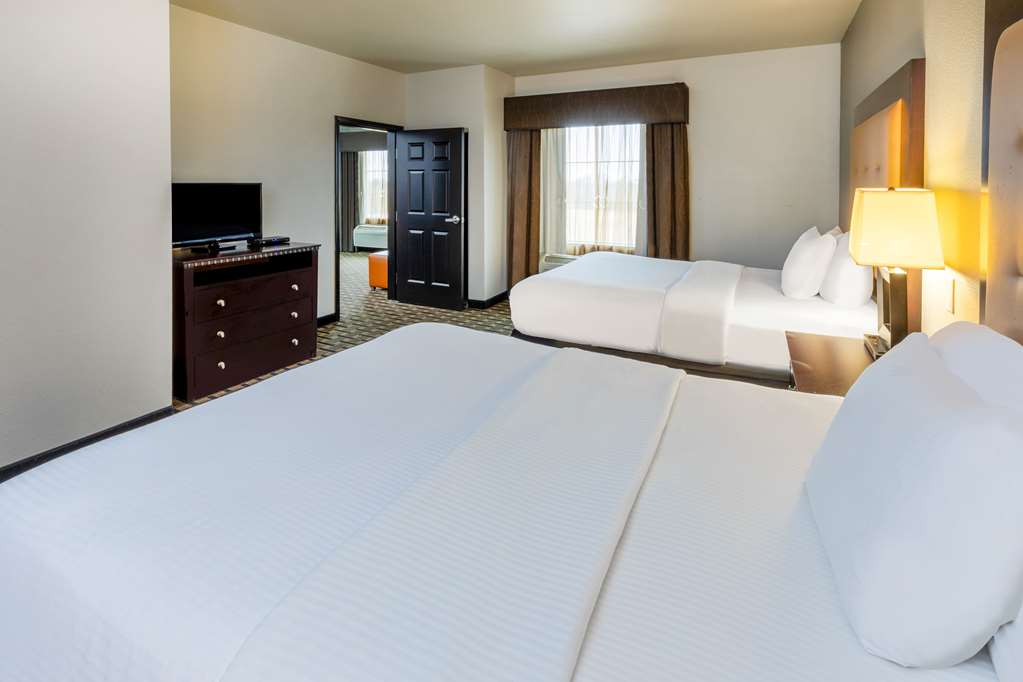 La Quinta Inn & Suites by Wyndham Mt. Pleasant - photo 16