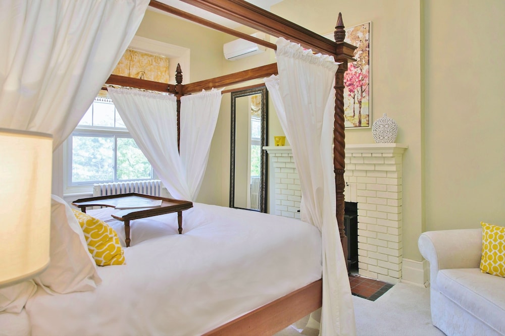 All Suites Whitney Manor — 4-Star Luxury Hotel in Kingston, Canada