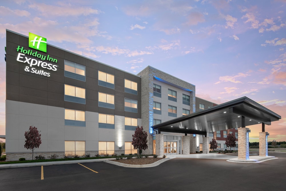 Holiday Inn Express & Suites Elkhorn Lake Geneva Area by IHG — hotel in Elkhorn