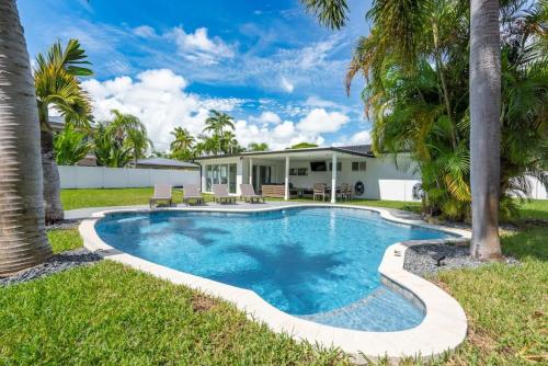 Delilas Chic 3 Bedroom 2 bath Abode with Heated Pool — 4-Star Luxury Hotel in Deerfield Beach, United States