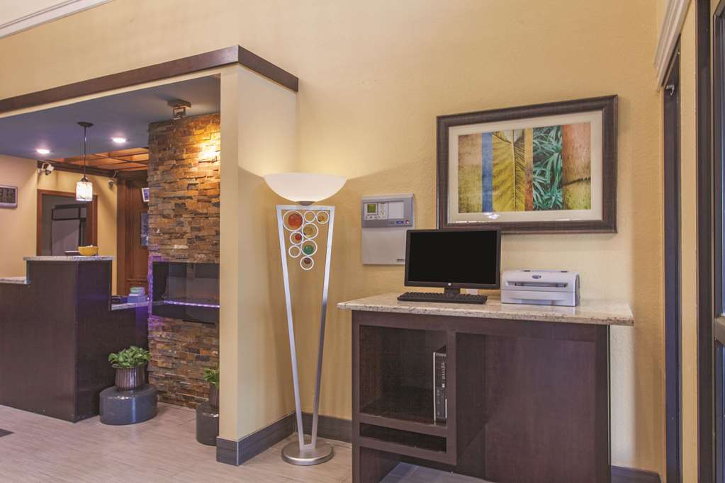 La Quinta Inn & Suites by Wyndham Elizabethtown - photo 27