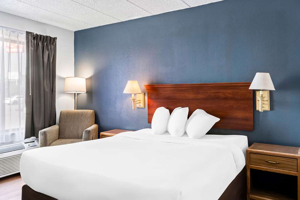 Econo Lodge Billings - photo 12