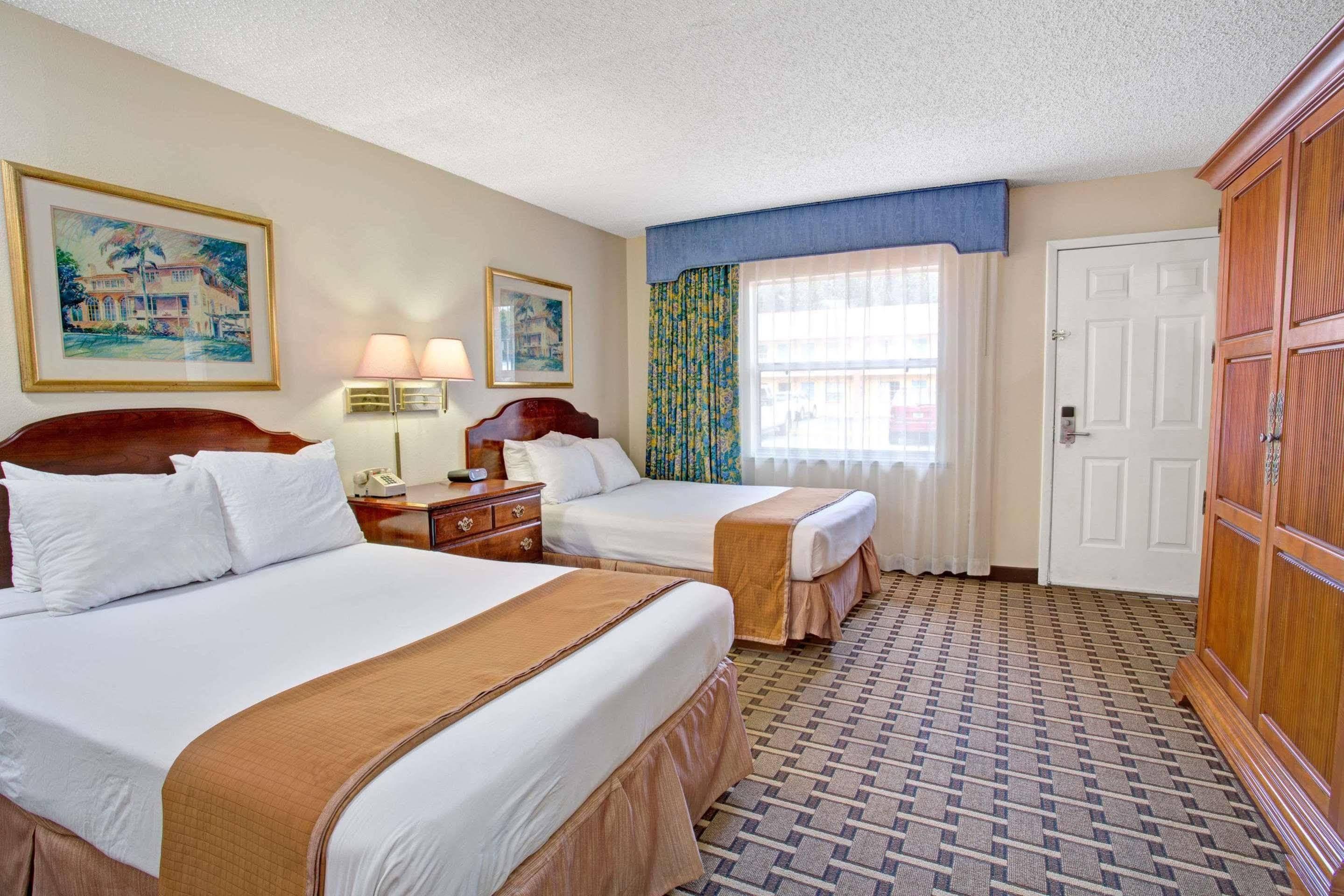 Howard Johnson by Wyndham Lake Front Park Kissimmee - photo 11