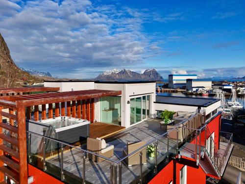 Seaview and private roof top terrace with jacuzzi in Lofoten in Svolvaer, Norway