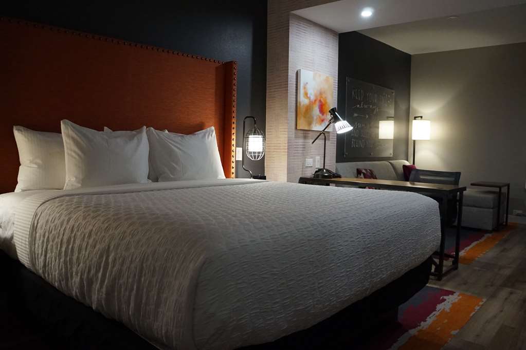 La Quinta Inn & Suites by Wyndham Lewisville - photo 19
