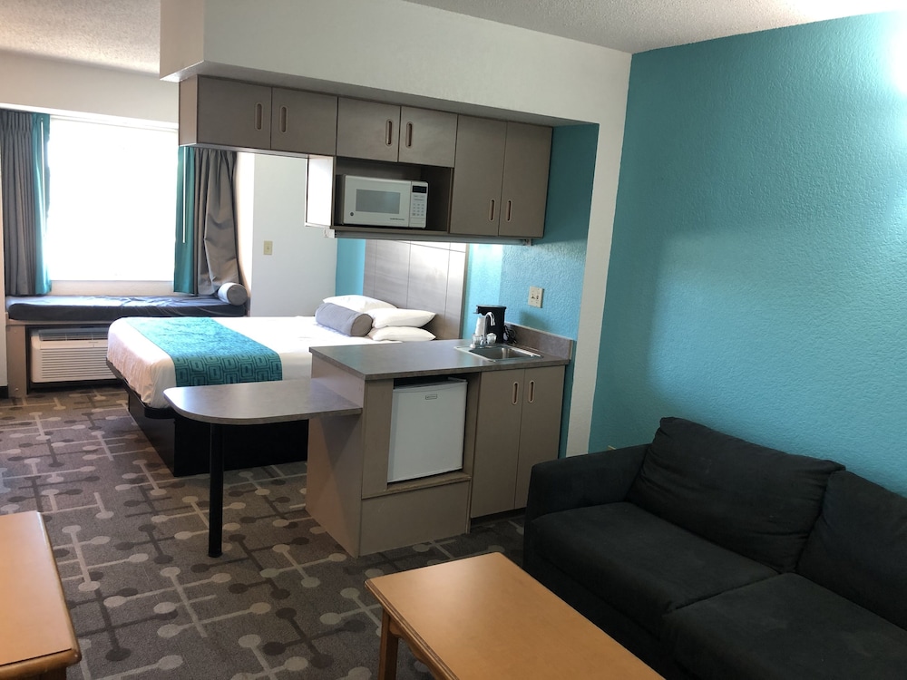 Red Lion Inn & Suites Elk Grove Village - photo 4