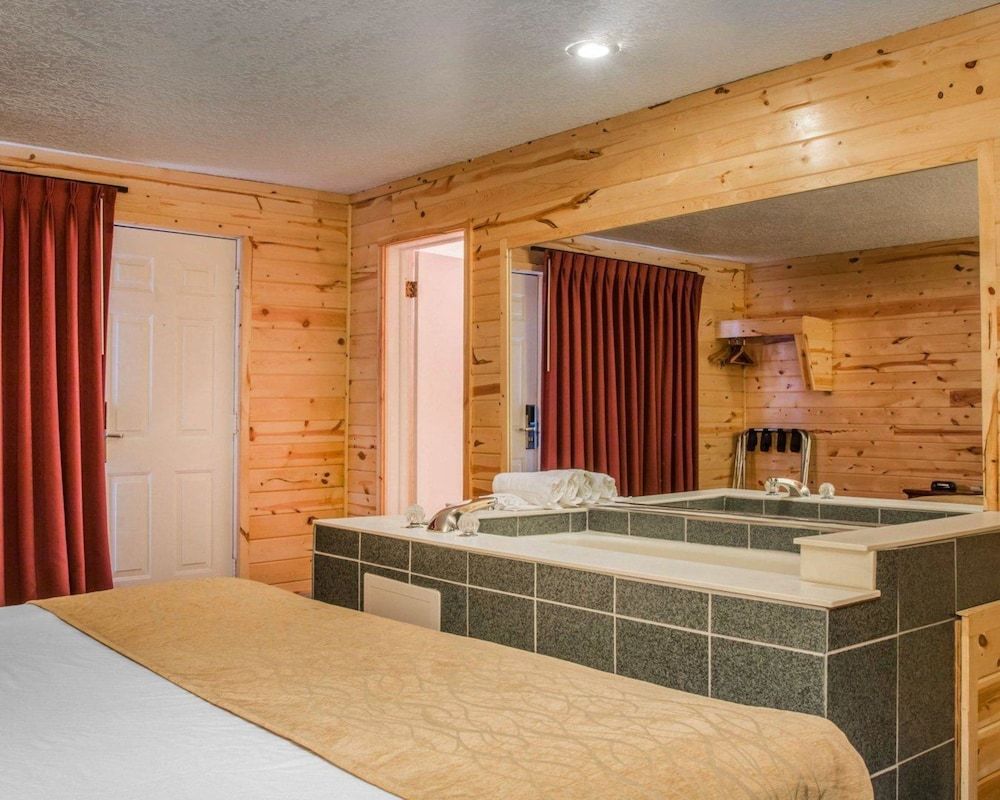 Econo Lodge Mackinaw City - photo 4