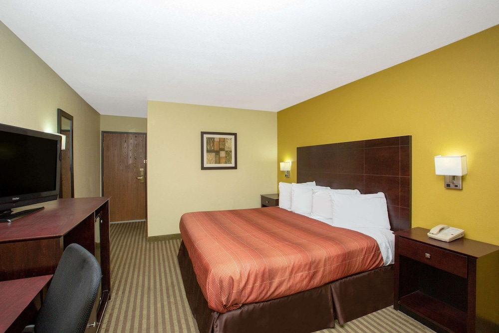 AmericInn by Wyndham Council Bluffs - photo 9