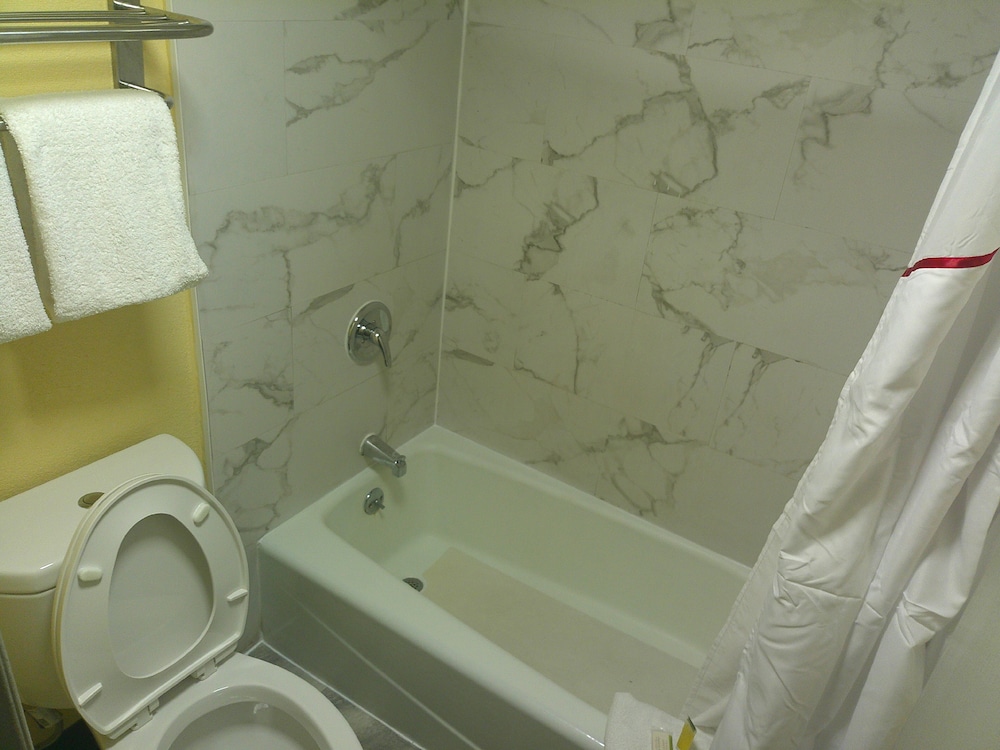 Red Roof Inn Hampton Coliseum - photo 20