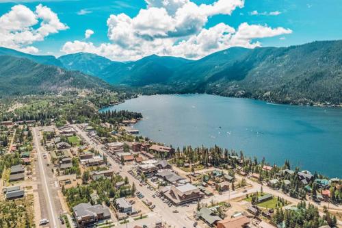 Kinnikinnick Retreat Steps From The Lake And Board Walk 5 Min Drive To Rmnp — Alliance