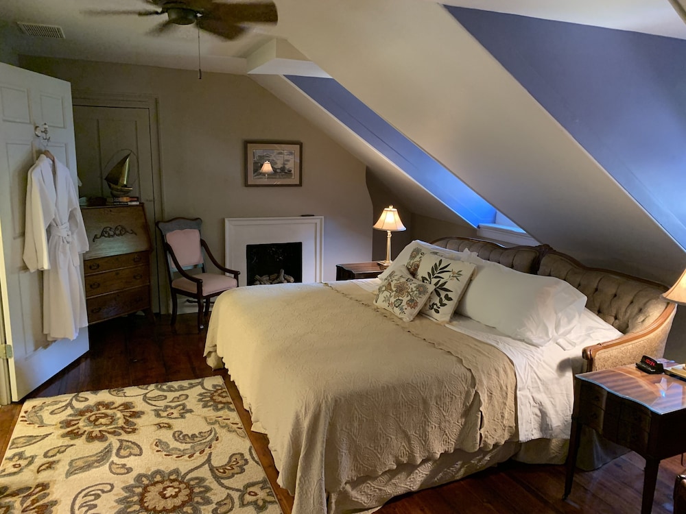 The Lily Inn Burlington - photo 10