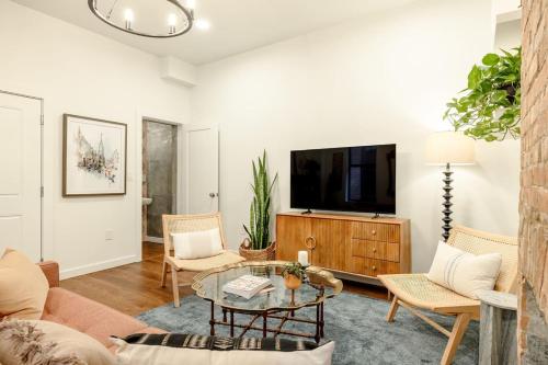 Walk to ALL Washington Park Gorgeous 2BR Condo — 4-Star Luxury Hotel in Cincinnati, United States