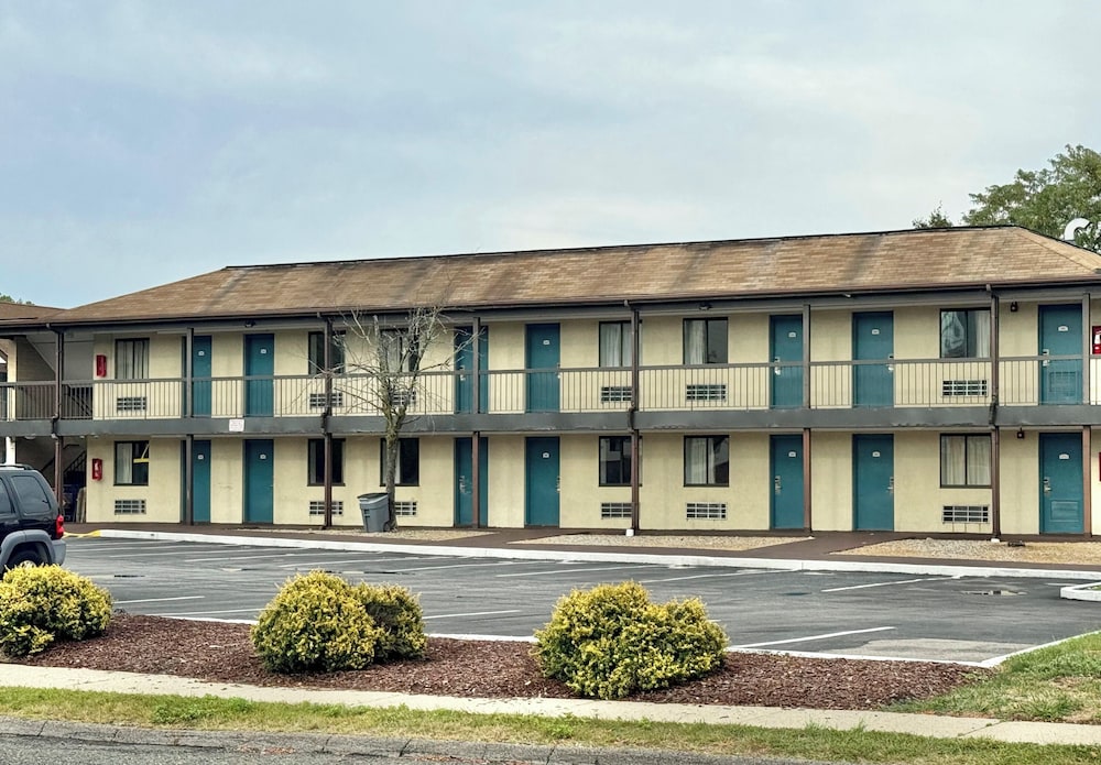Red Carpet Inn Norwalk - photo 36