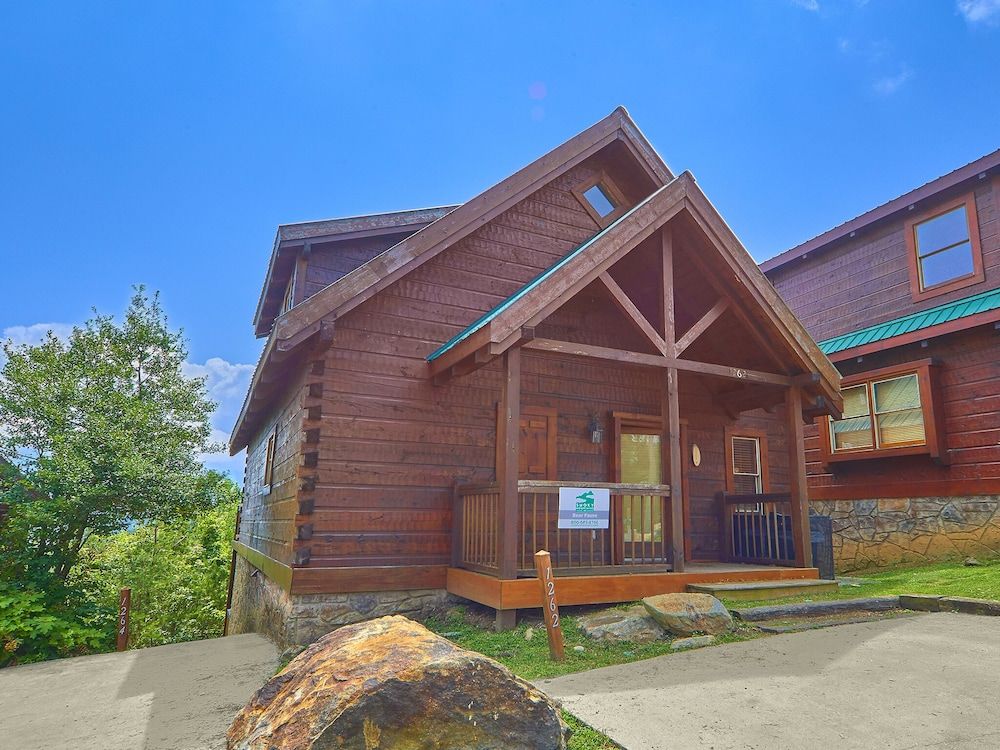 Bear Pause II in Gatlinburg, United States