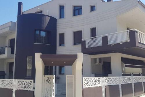Aretoysa Center Luxury Suites 2 — 4-Star Luxury Hotel in Nea Peramos, Greece