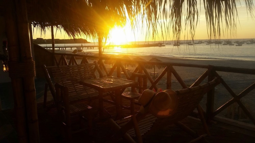 Las Tortuguitas Bungalows in Los Organos, Peru