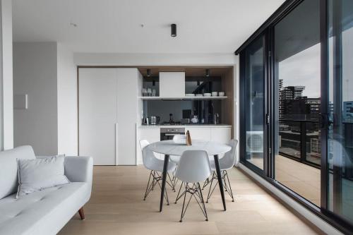 South Yarra Serenity on Chapel St with City Views — 4-Star Luxury Hotel in Melbourne, Australia