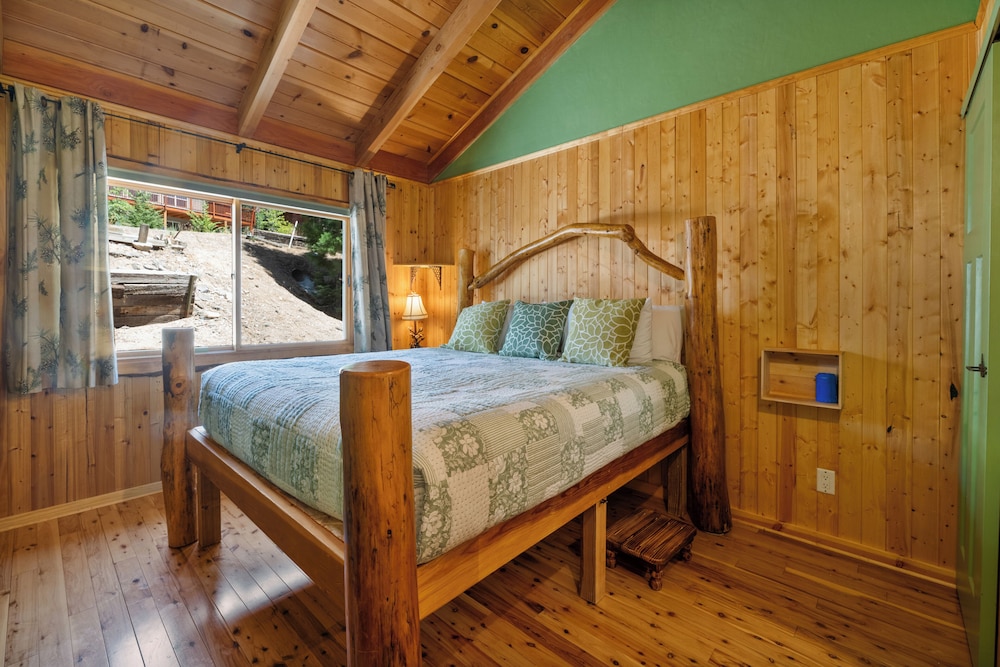 Pinecone Ridge Walk to Bear Mountain Private Hot Tub Foosball in Big Bear Lake, United States