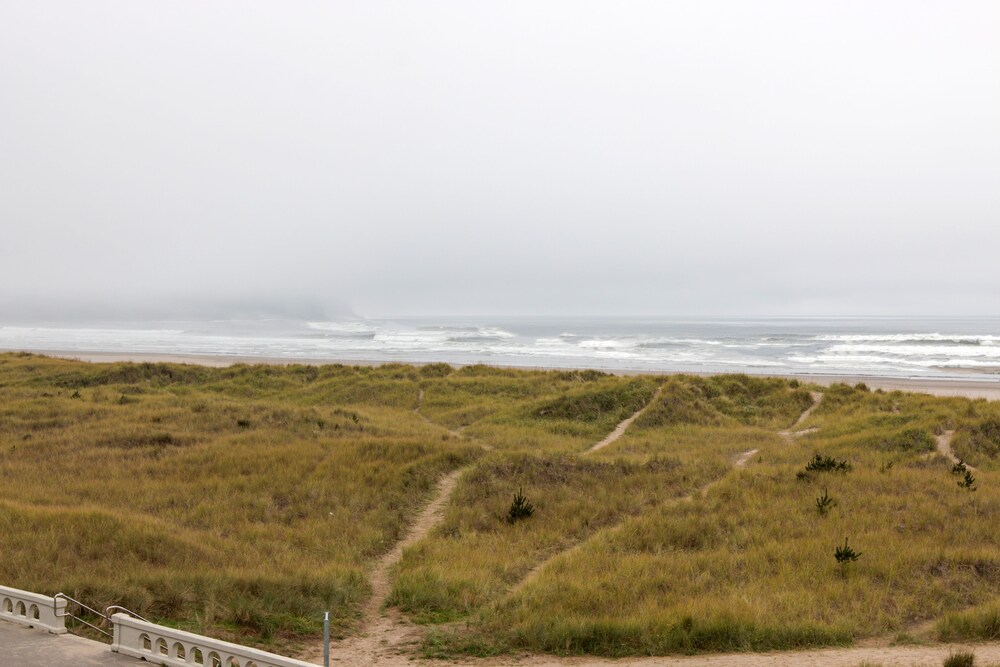Hi Tide Oceanfront Inn - photo 49