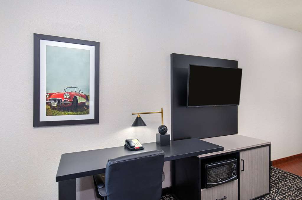 La Quinta Inn & Suites by Wyndham Bowling Green - photo 41