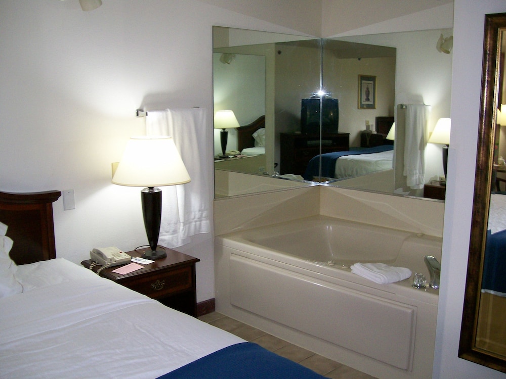 Holiday Inn Express & Suites Alliance by IHG - photo 3