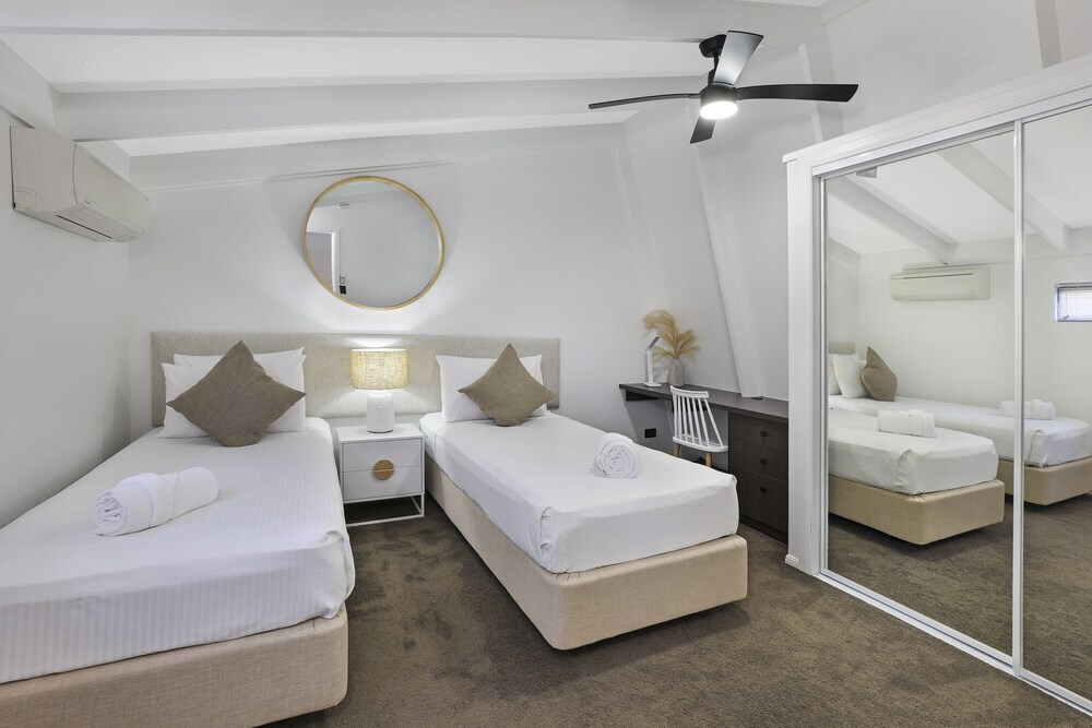 Mooloolaba Canal Home Modern 4Bedroom With Spa Sauna And Private Pontoon New Proprietor 2024 — 4-Star Luxury Hotel in Mooloolaba, Australia