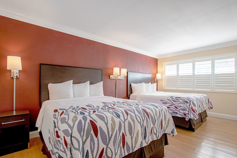 Red Roof Inn & Suites Monterey - photo 16