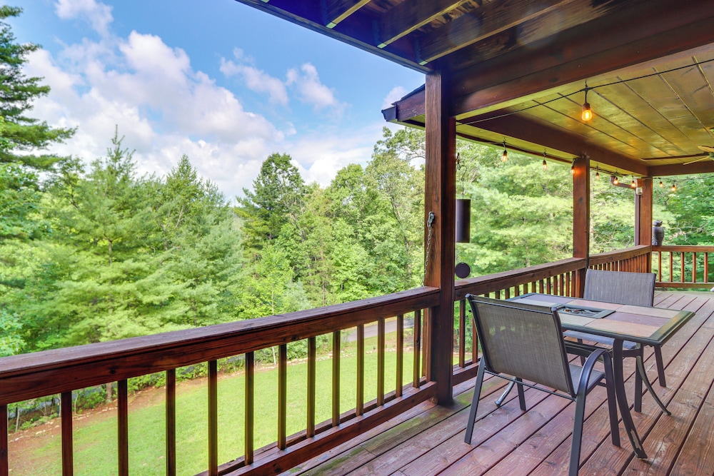 Hot Tub and Game Room Charming Morganton Cabin — 4-Star Luxury Hotel in Morganton, United States