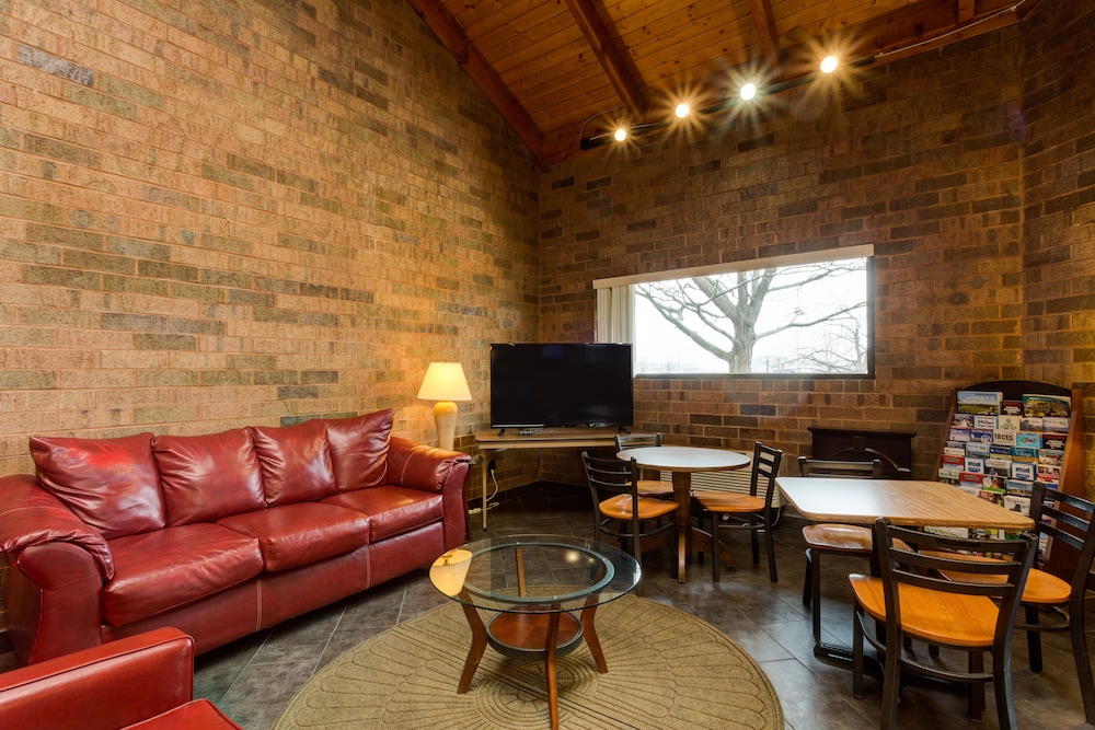 SkyLight Inn Cleveland Willoughby - photo 30