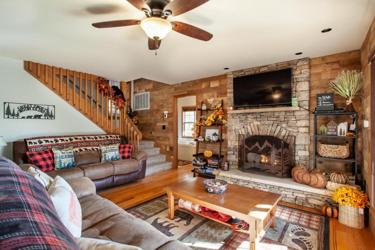 Honey Bear Hollow Hot Tub Fire Place Game Room — 4-Star Luxury Hotel in Sevierville, United States