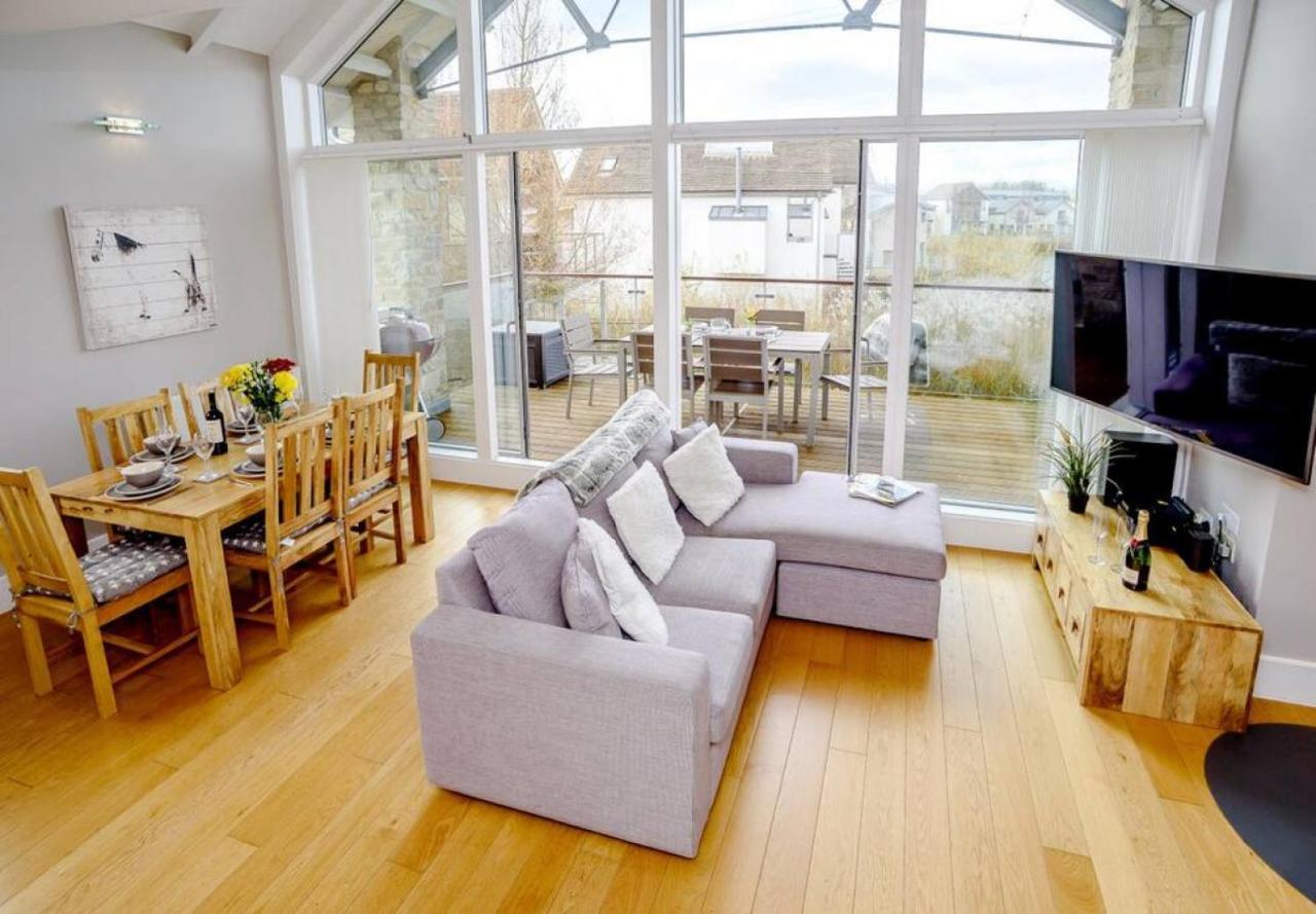 Pennyroyal Lodge HM31 Lakeside Spa Property — 4-Star Luxury Hotel in Malmesbury, United Kingdom