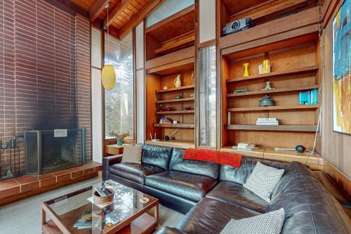 Stunning Elk House Oceanfront Deck & Views — 4-Star Luxury Hotel in Elk City, United States