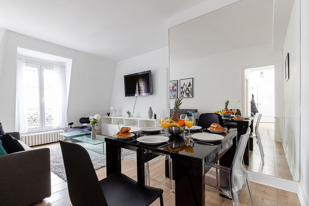 Avenue to the Eiffel Tower - carbon neutral hotel in Paris