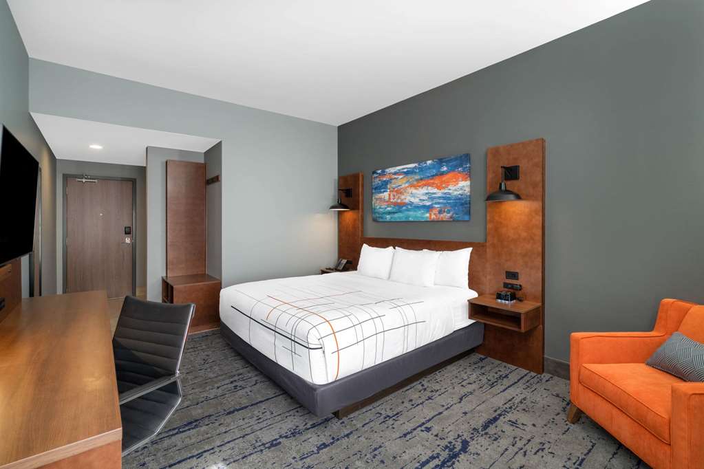 La Quinta Inn & Suites by Wyndham Louisville NE Old Henry Rd - photo 18