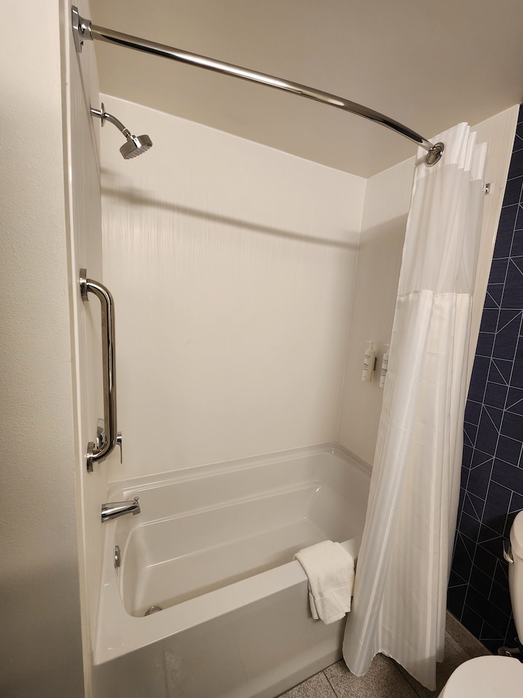 Spark by Hilton Rahway - photo 47