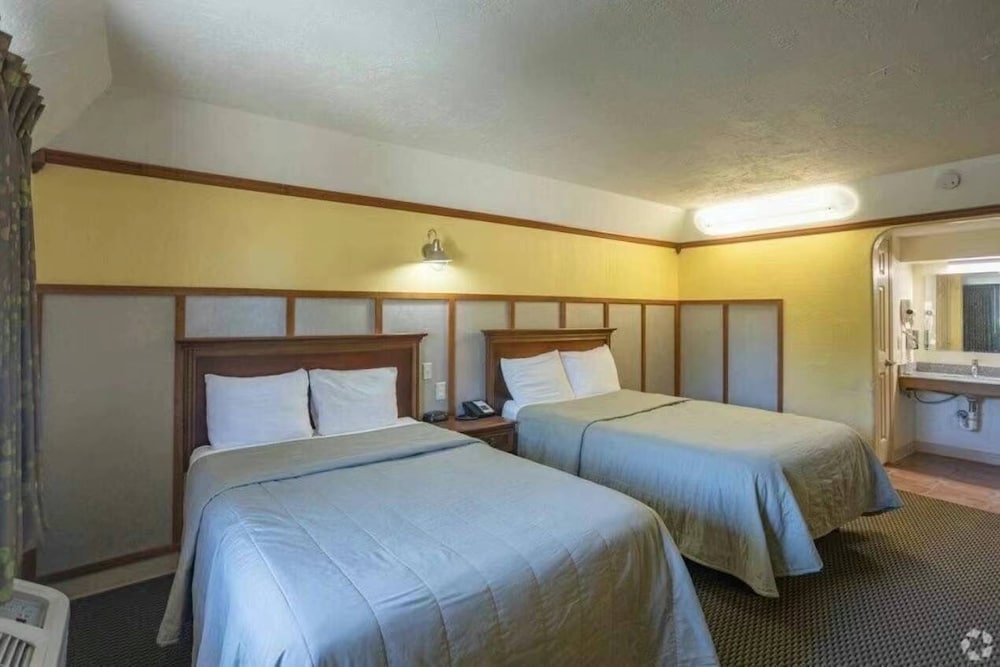 Econo Lodge - photo 3