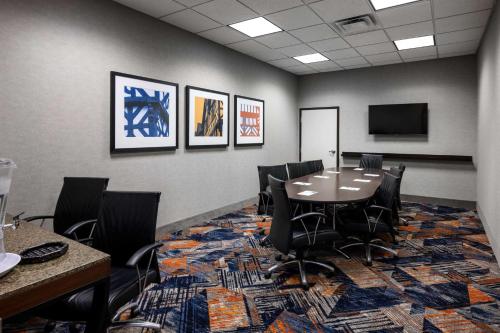 Evansville Plaza Hotel And Suites - photo 22