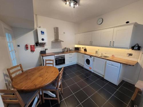 Character cottage in centre of Moffat — 4-Star Luxury Hotel in Moffat, United Kingdom