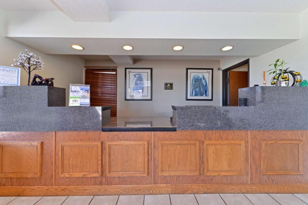 Executive Plus Inn & Suites - photo 2