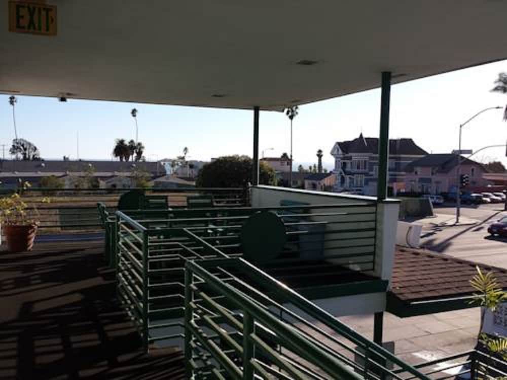 Travelers Beach Inn - photo 15