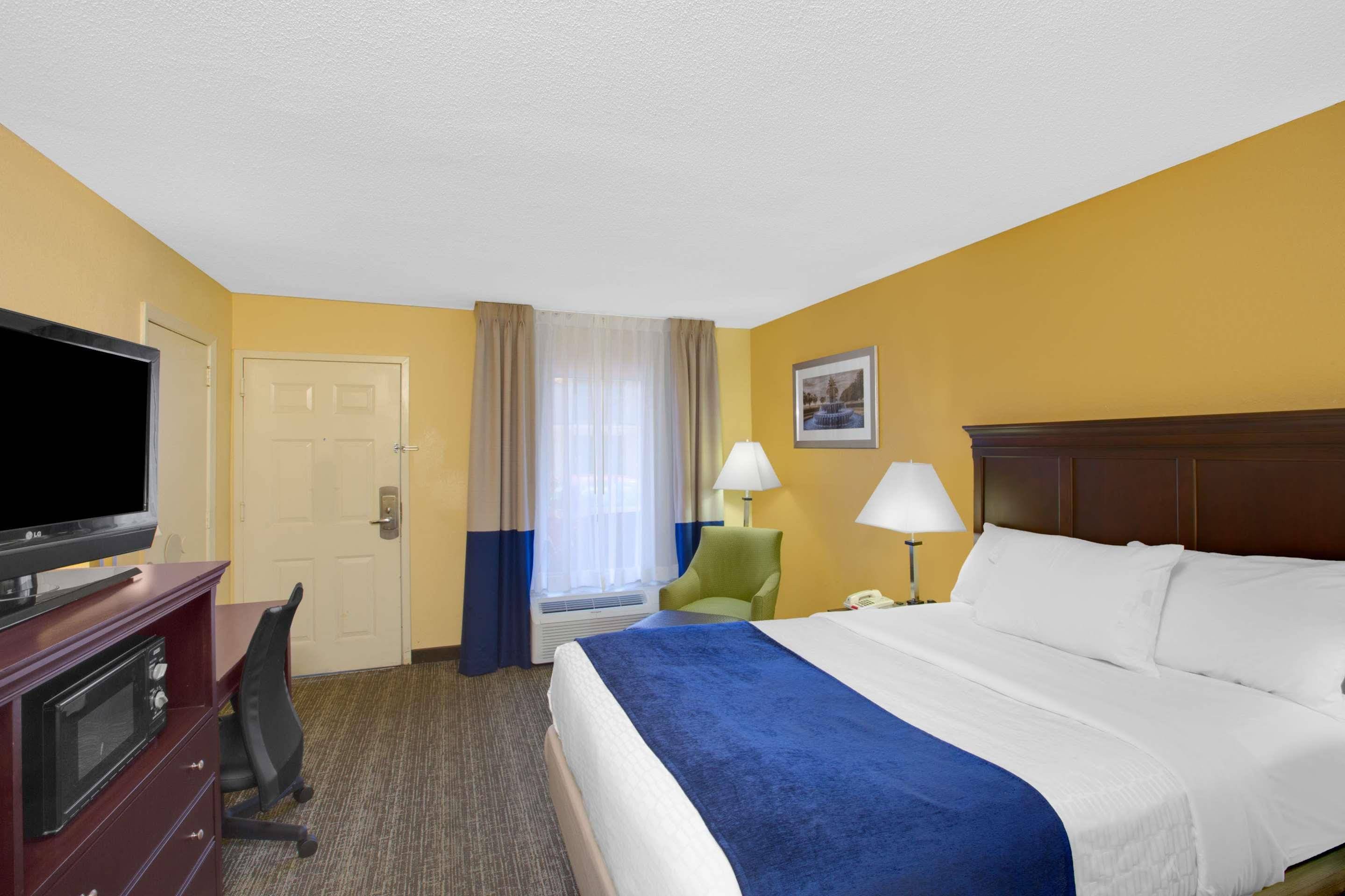 Days Inn by Wyndham Charleston Historic District - photo 16