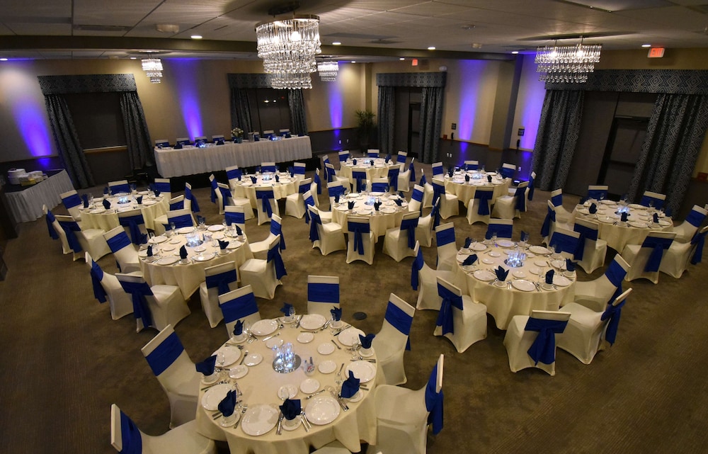 Hampton Inn & Suites Milwaukee West - photo 53