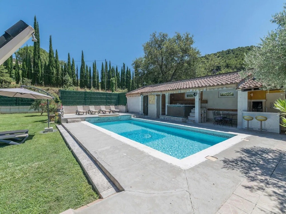 Superb House With Pool Near the Luberon — 4-Star Luxury Hotel in Oppede Le Vieux, France