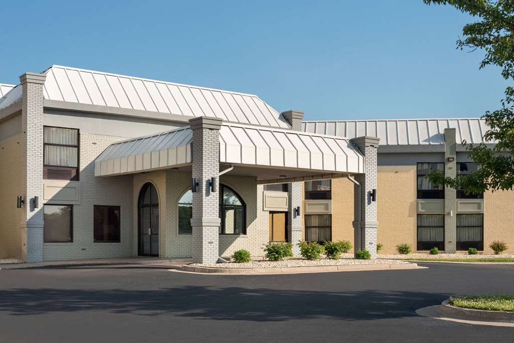 Days Inn Suites By Wyndham Merrillville — Merrillville
