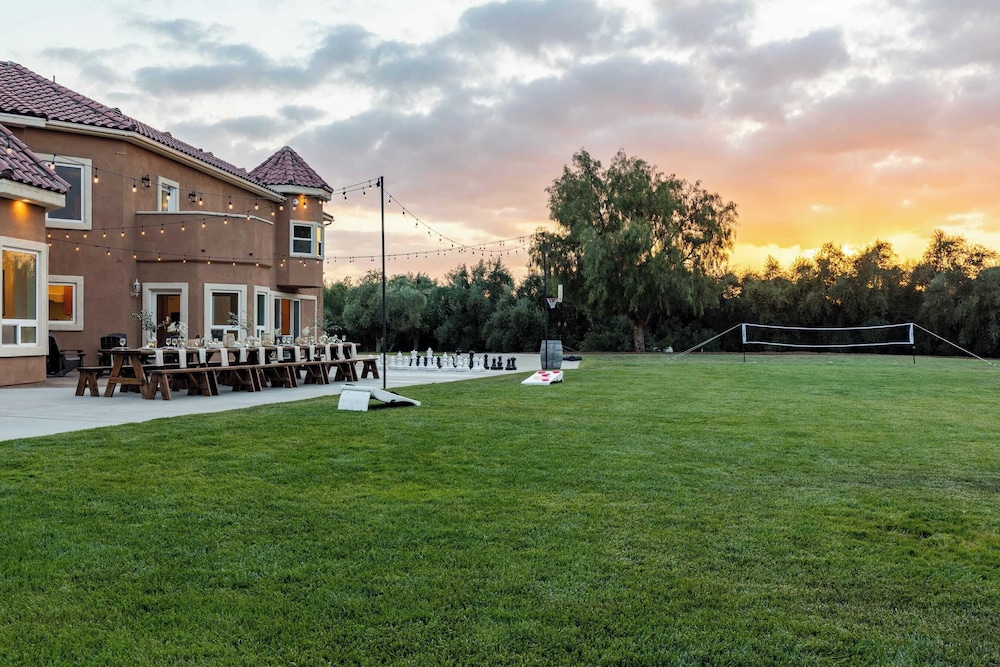 Sleeps 20 Vineyard Estate w Resort Pool Spa Game Room Wilson Creek Manor by AvantStay - photo 40