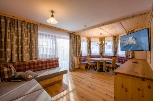 Appartementhaus Adlerblick — 4-Star Luxury Hotel in Mayrhofen, Austria