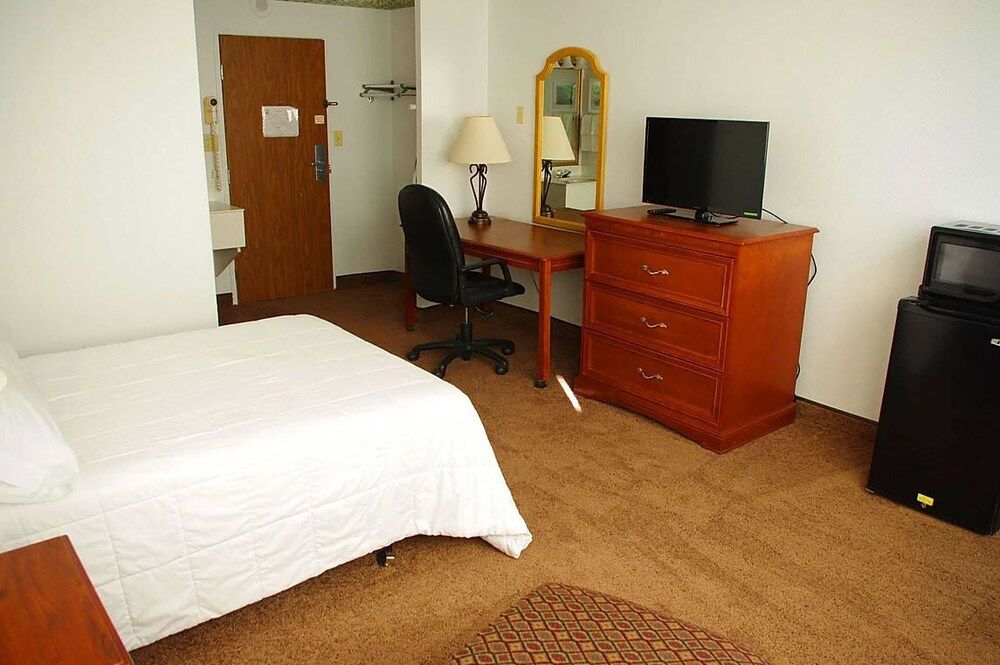 Clive Hotel & Suites - photo 10