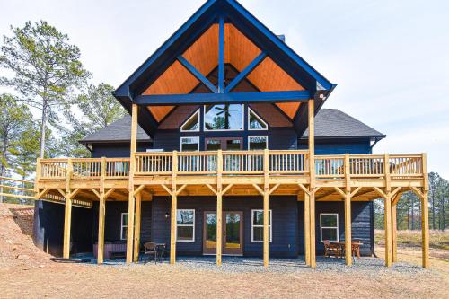 Mountain Peak Lodge: Where Games and Views Meet — 4-Star Luxury Hotel in Ellijay, United States
